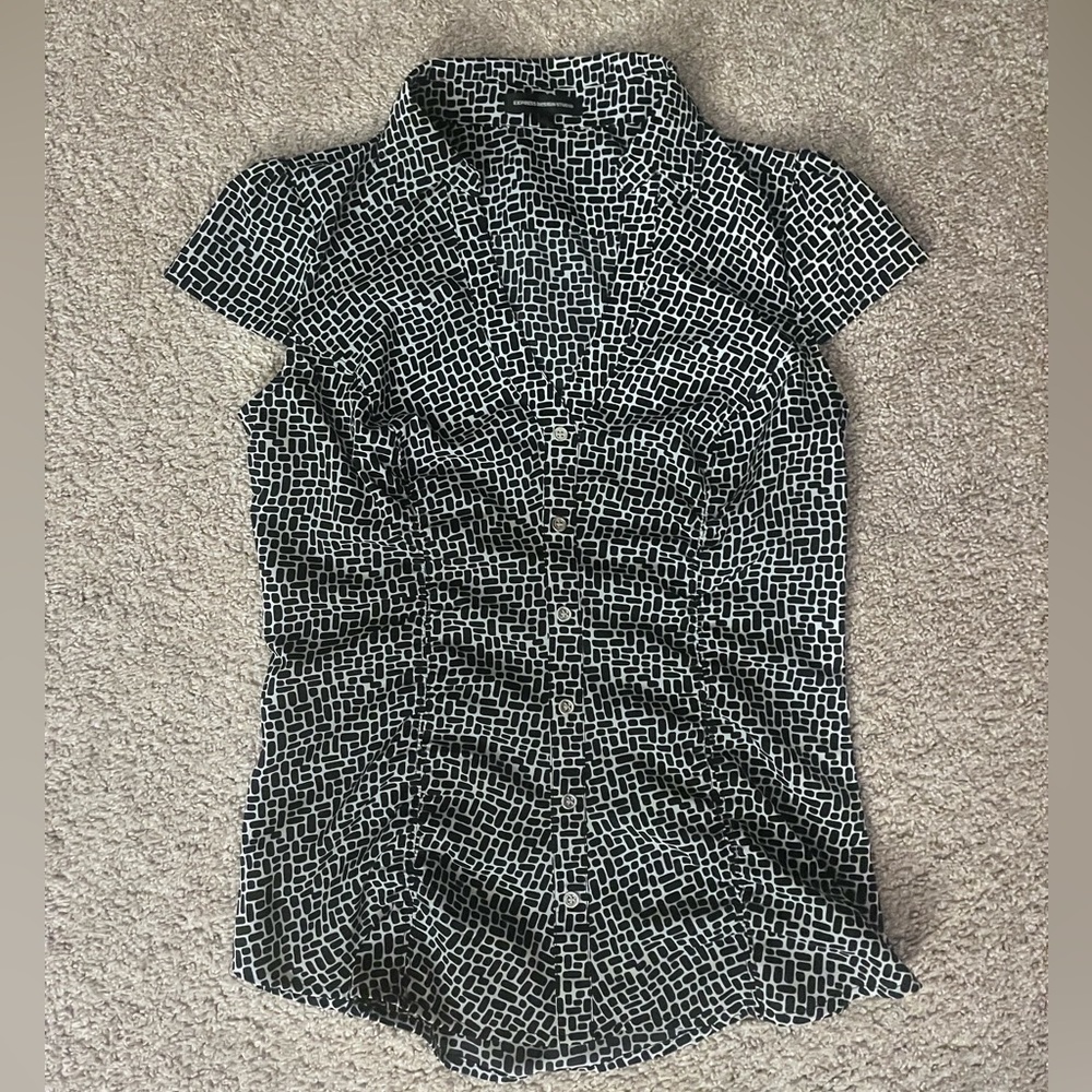 Express shirt. Snug fit. Very comfortable and flattering. Great for work!